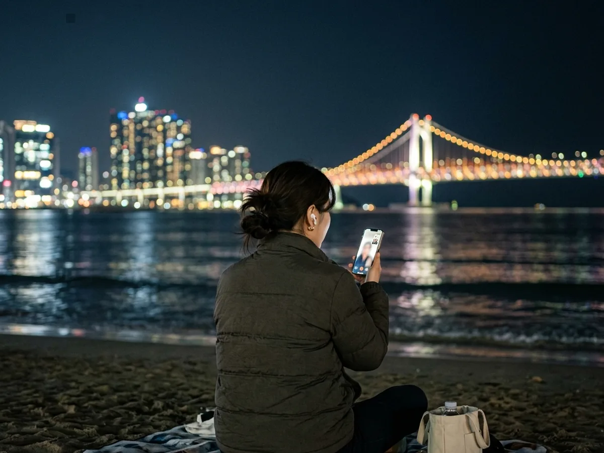 사하구 성인 영어회화 — 이어폰을 끼고 영어로 말하기 연습을 하는 학습자